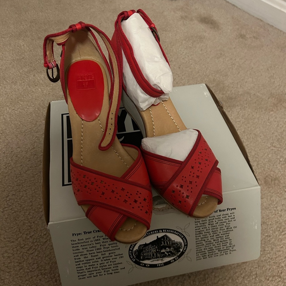 Frye 9.5 NIB red leather Women's Wanda  wedge heel strappy Sandals